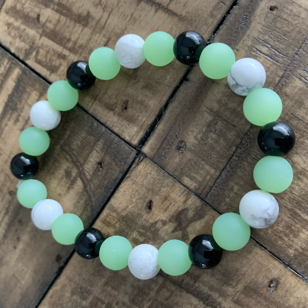 8mm Onyx - Howlite Chakra Gemstone Bracelet - Picture 4 of 9